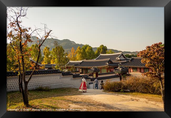 Women in hanboks walking at Gyeongbokgung Palace, Seoul, South Korea Framed Print by SnapT Photography