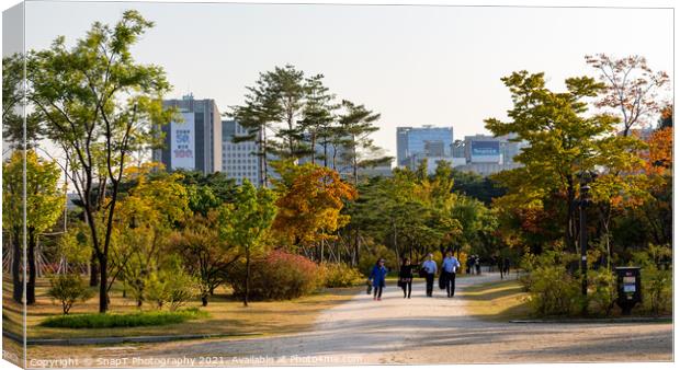 Tourists walking through the gardens of Gyeongbokgung Palace, Seoul, South Korea Canvas Print by SnapT Photography