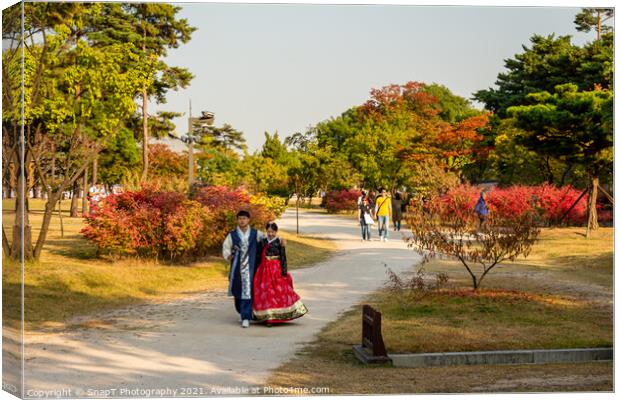 A couple in traditional Korean hanbok dress at Gyeongbokgung Palace, Seoul Canvas Print by SnapT Photography