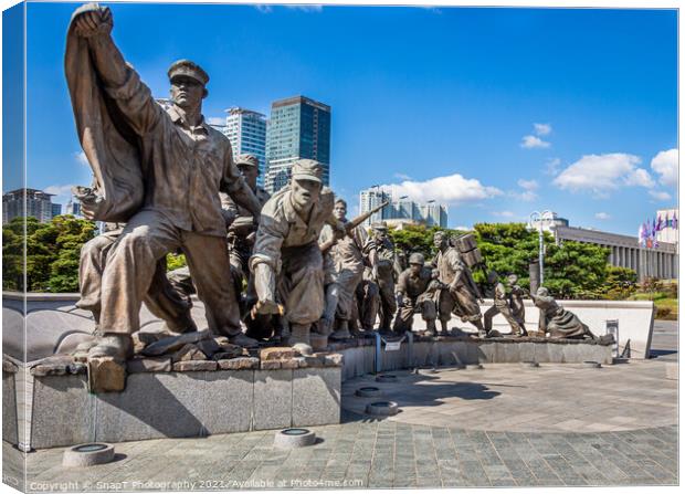 Statue of South Korean war soldiers at the War Memorial of Korea Museum, Seoul Canvas Print by SnapT Photography