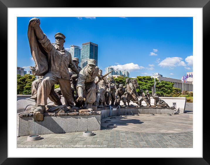 Statue of South Korean war soldiers at the War Memorial of Korea Museum, Seoul Framed Mounted Print by SnapT Photography