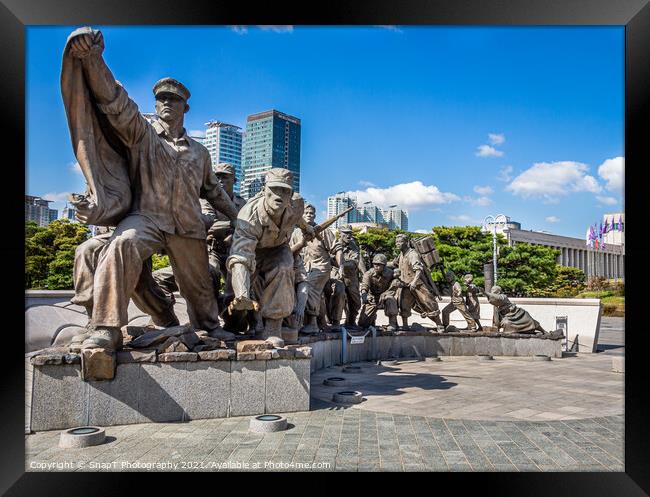 Statue of South Korean war soldiers at the War Memorial of Korea Museum, Seoul Framed Print by SnapT Photography