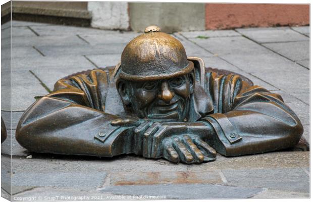 The 'Man at Work' statue called Cumil, in Bratislava's old town, Slovakia Canvas Print by SnapT Photography