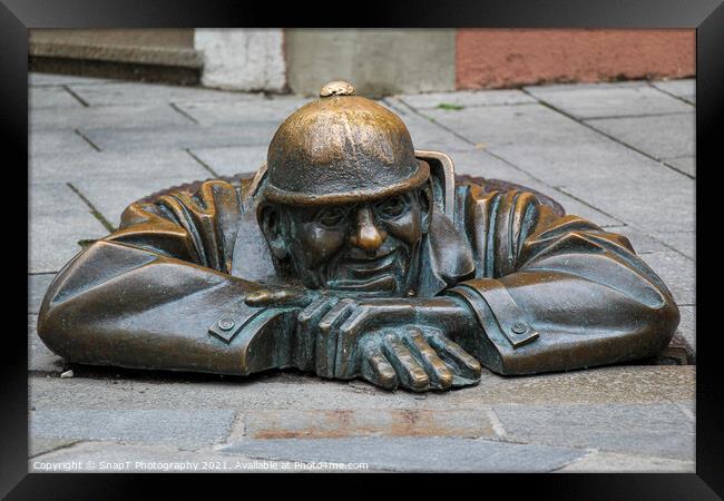 The 'Man at Work' statue called Cumil, in Bratislava's old town, Slovakia Framed Print by SnapT Photography