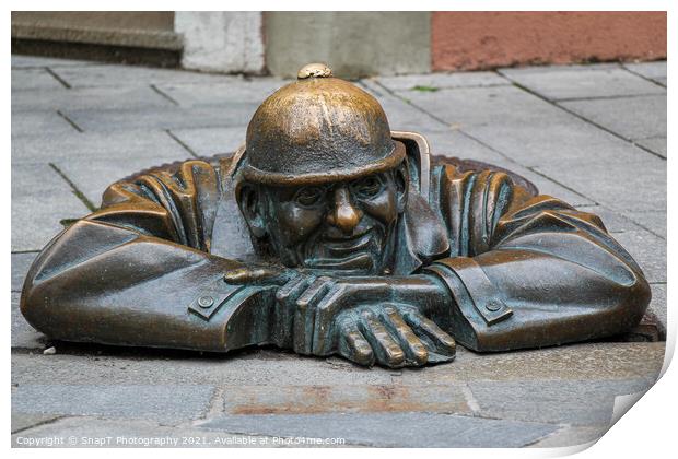 The 'Man at Work' statue called Cumil, in Bratislava's old town, Slovakia Print by SnapT Photography