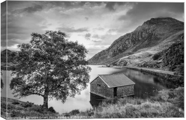 Last Light at Llyn Ogwen - Snowdonia National Park Monochrome/Black and White Landscape North Wales Canvas Print by Christine Smart