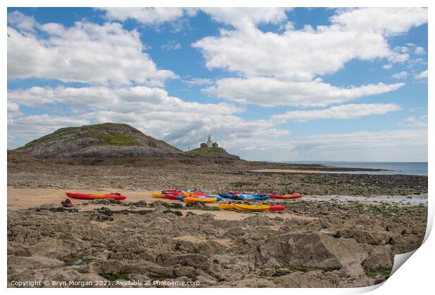 Mumbles lighthouse with Kayaks in foreground at the Bracelet bay Print by Bryn Morgan