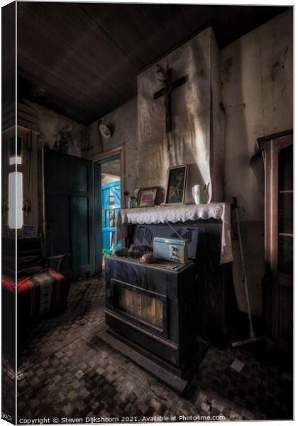 An abandoned little house with a fireplace Canvas Print by Steven Dijkshoorn