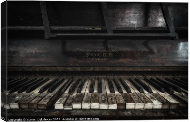 An old abandoned piano Canvas Print by Steven Dijkshoorn