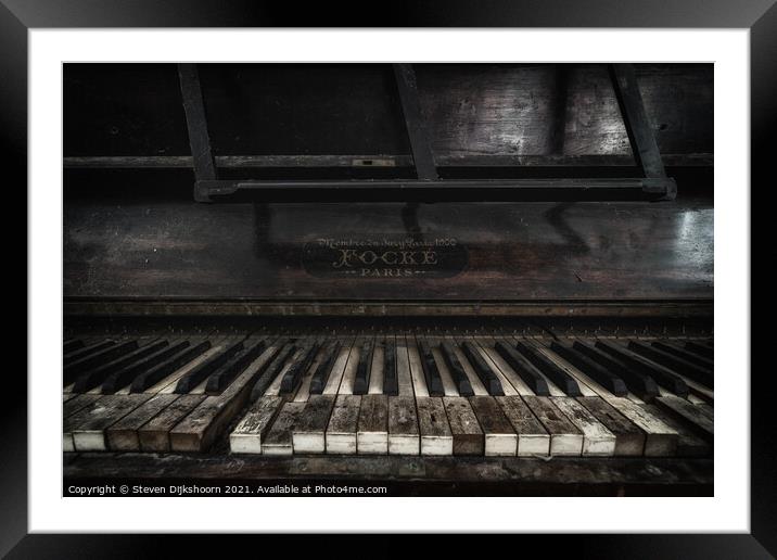 An old abandoned piano Framed Mounted Print by Steven Dijkshoorn
