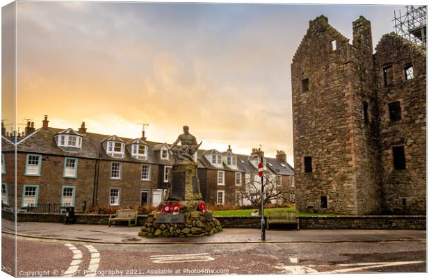 MacLellan's Castle and Kirkcudbright War Memorial on Castle Street Canvas Print by SnapT Photography