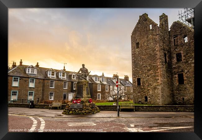 MacLellan's Castle and Kirkcudbright War Memorial on Castle Street Framed Print by SnapT Photography