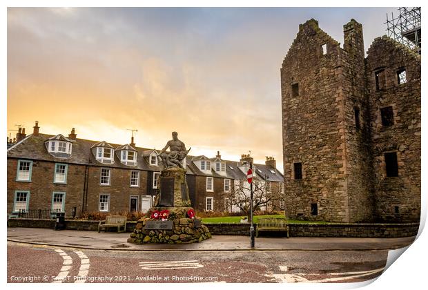 MacLellan's Castle and Kirkcudbright War Memorial on Castle Street Print by SnapT Photography