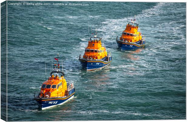 Brave Lifeboat Crew Battling Rough Seas Canvas Print by kathy white