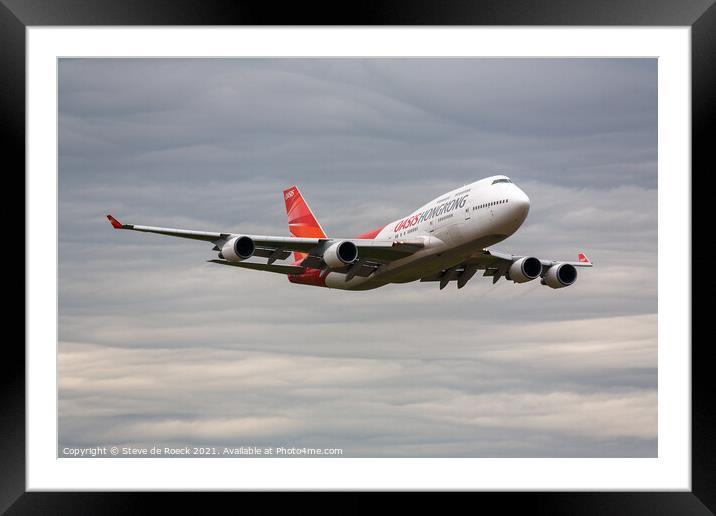 Boeing B747 Fly Past Framed Mounted Print by Steve de Roeck