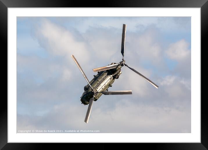 Boeing Chinook Helicopter Carries Out A very Steep Descent Framed Mounted Print by Steve de Roeck