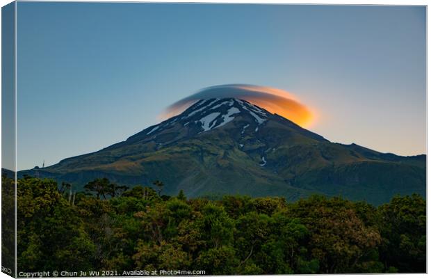 Lenticular clouds with the light of sunrise above Mount Taranaki in New Plymouth, New Zealand Canvas Print by Chun Ju Wu