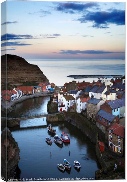 The Attractive Fishing Village of Staithes in North Yorkshire En Canvas Print by Mark Sunderland