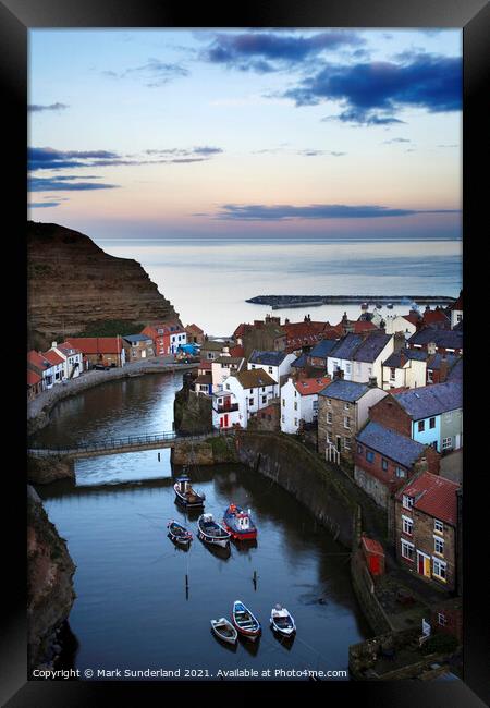 The Attractive Fishing Village of Staithes in North Yorkshire En Framed Print by Mark Sunderland