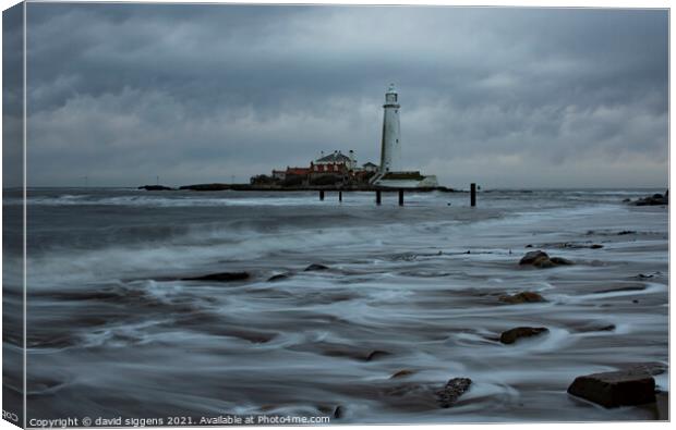 St Marys lighthouse long exposure waves Canvas Print by david siggens
