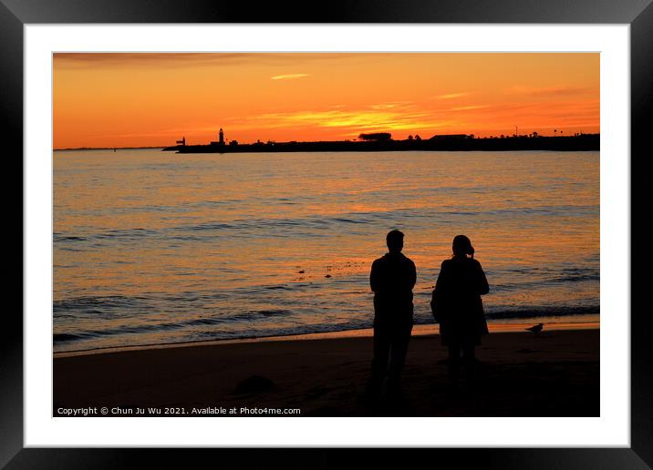 Silhouette of a couple watching sunset on beach in Fremantle, WA, Australia Framed Mounted Print by Chun Ju Wu