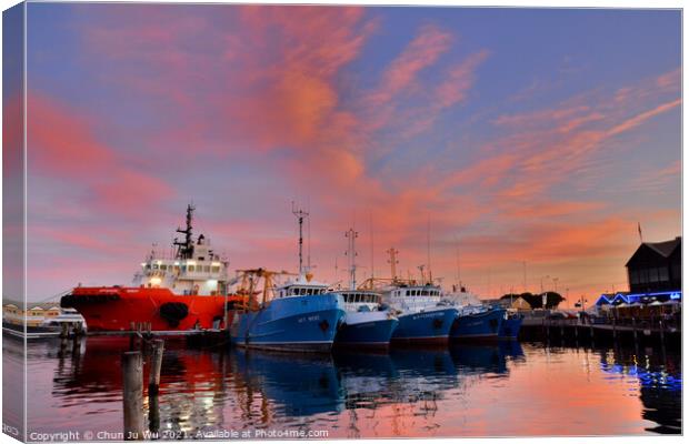 Sunset view of Fremantle with boats and reflection on water, WA, Australia Canvas Print by Chun Ju Wu