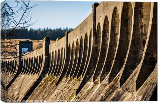 The architecture of Clatteringshaws Dam, with arches along the top of the dam Canvas Print by SnapT Photography