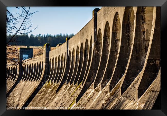 The architecture of Clatteringshaws Dam, with arches along the top of the dam Framed Print by SnapT Photography