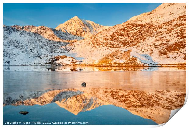 Snowdon and Lyn Lydaw in winter, sunrise, Wales Print by Justin Foulkes