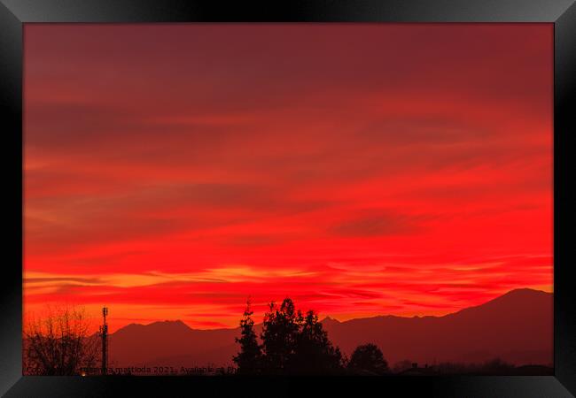 a spectacular sunset over the mountains paints the sky of red Framed Print by susanna mattioda