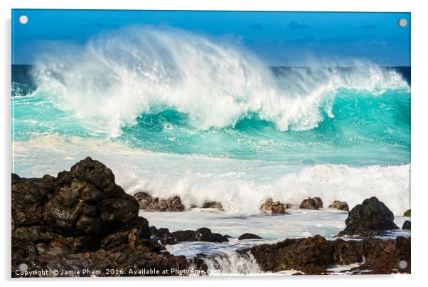 The large and spectacular waves at Hookipa Beach i Acrylic by Jamie Pham