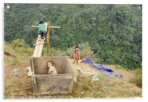 Children from villages in the mountainous area of ​​Sapa, north of Vietnam, expecting to see Western tourists. Acrylic by Joaquin Corbalan