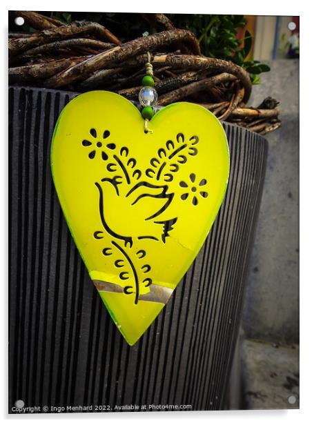 The close-up shot of a yellow heart-shaped decoration Acrylic by Ingo Menhard