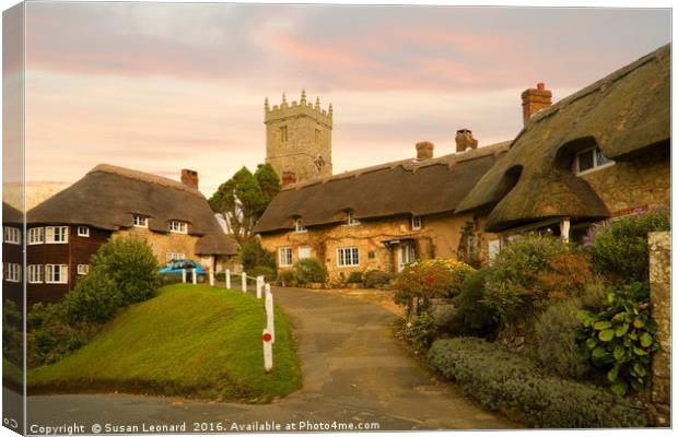 Thatched cottages Canvas Print by Susan Leonard