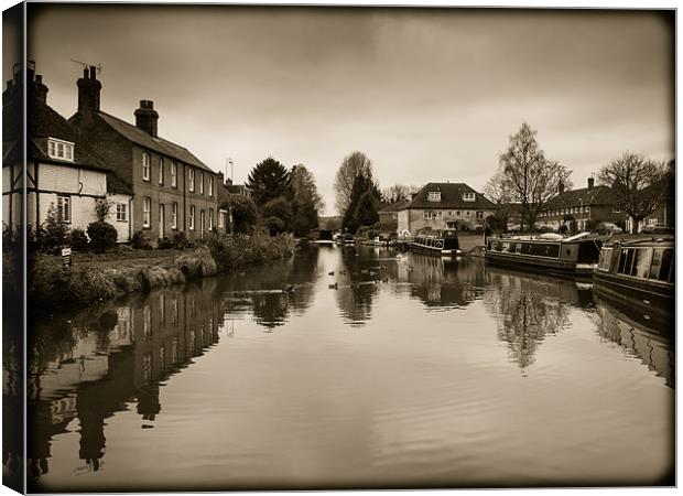 Hungerford Canal, Berkshire, England, UK Canvas Print by Mark Llewellyn