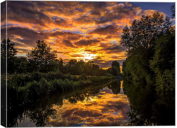 Kennet and Avon Canal, Berkshire, England, UK Canvas Print by Mark Llewellyn