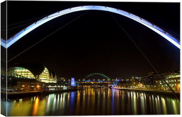 Newcastle Upon Tyne at night Canvas Print by Simon West