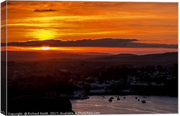 Portree as the sun sets Canvas Print by Richard Smith