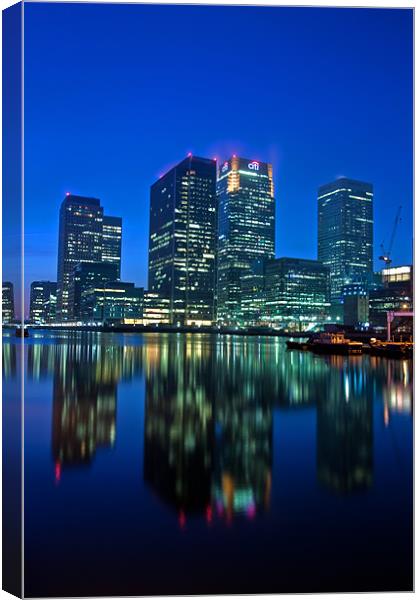 Canary Wharf at dusk Canvas Print by Stuart Gennery