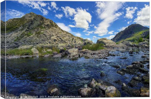 PePen yr Ole Wen and Tryfan Canvas Print by Ian Mitchell