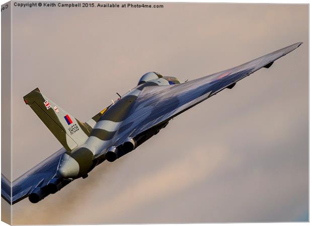  Vulcan XH558 powering skywards. Canvas Print by Keith Campbell