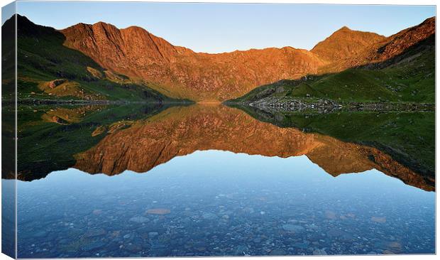 Snowdon Horseshoe Canvas Print by Kevin OBrian