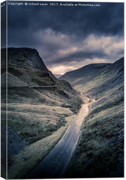 Honister Pass Canvas Print by richard sayer