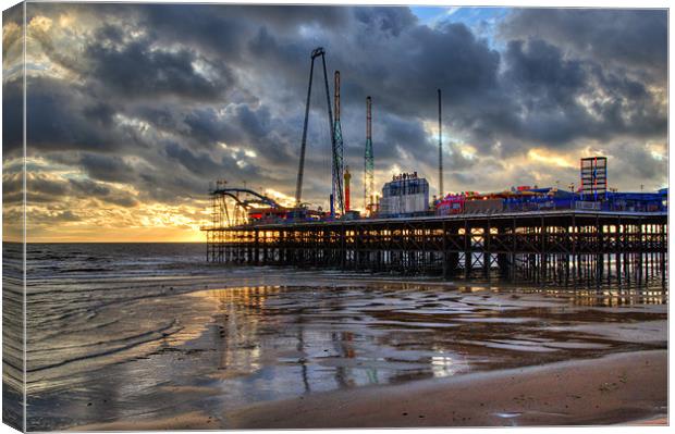 South Pier Blackpool Canvas Print by Gary Kenyon