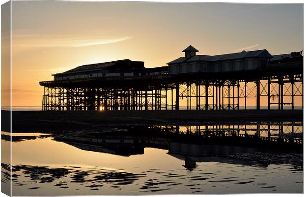 Golden Sunset Reflections Blackpool Canvas Print by Gary Kenyon