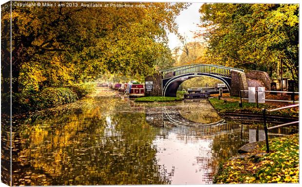 Autumn on the Oxford canal Canvas Print by Thanet Photos