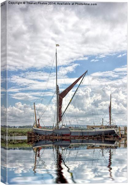  Old boat       Canvas Print by Thanet Photos