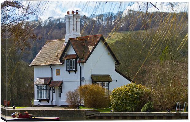 The Lock house Goring on Thames Canvas Print by Gordon Bishop