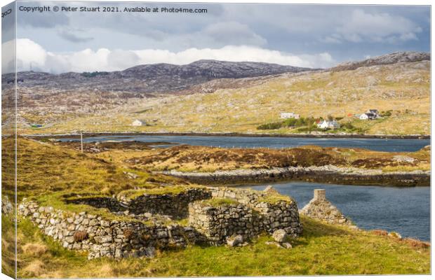 Abandoned croft at lickisto with a mountain in the background on the isle of lewis Canvas Print by Peter Stuart