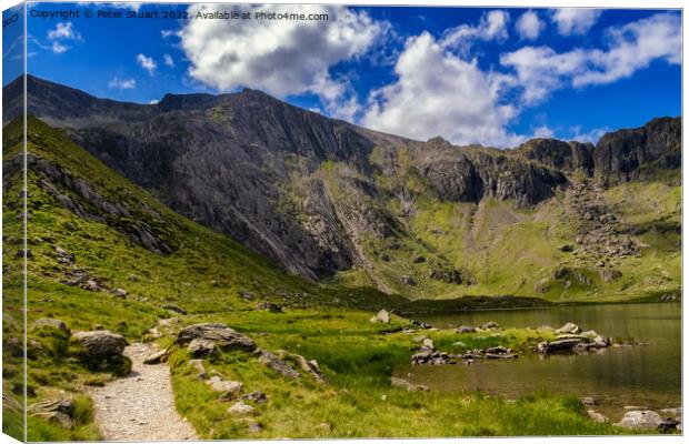 Cwm Idwal in Glyderau range of mountains in northe Canvas Print by Peter Stuart